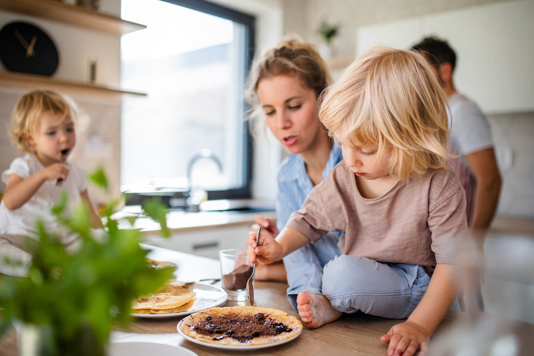 Bild Startseite - Familie sitzt in der Küche